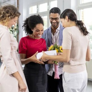 Giáng Sinh Tặng Gì Cho Sếp? Bí Quyết Gây Ấn Tượng Từ Chi Tiết Nhỏ Nhất