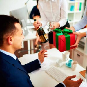 Cách Chọn Quà Biếu Sếp Đúng Chuẩn, Gây Ấn Tượng Mà Không Khoa Trương
