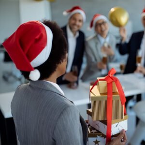 Quà Noel Cho Đồng Nghiệp: 12 Gợi Ý Độc Đáo Mang Niềm Vui Và Sự Gắn Kết