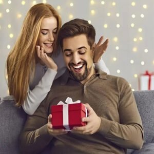Tặng Quà Giáng Sinh Cho Bạn Trai: Gợi Ý 12+ Món Quà “Đúng Gu” Chàng