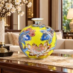 Bình Tài Lộc Sen Chép Vuốt Tay Bát Tràng Cao Cấp 22cm – Vẻ Đẹp Gốm Sứ Truyền Thống, Bí Quyết Trang Trí Phòng Khách Và Gìn Giữ Giá Trị Phong Thủy