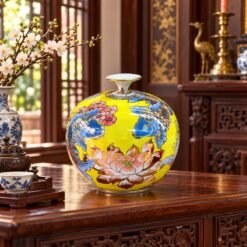Bình Tài Lộc Sen Chép Vuốt Tay Bát Tràng Cao Cấp 22cm – Vẻ Đẹp Gốm Sứ Truyền Thống, Bí Quyết Trang Trí Phòng Khách Và Gìn Giữ Giá Trị Phong Thủy