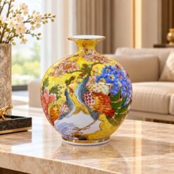 Bình Tài Lộc Vẽ Vàng Chim Công Hoa Đào Cao 25cm – Công Khoe Sắc Phú, Đào Nở Lộc Xuân, Gia Môn Hưng Vượng