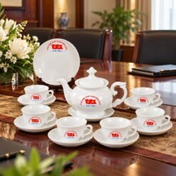 Bộ Ấm Chén Bát Tràng In Logo Quà Tặng – Sứ Trắng Thanh Lịch, Tôn Vinh Nghệ Thuật Tiếp Khách Và Lưu Dấu Thương Hiệu
