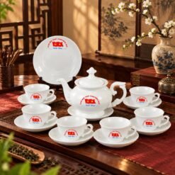 Bộ Ấm Chén Bát Tràng In Logo Quà Tặng – Sứ Trắng Thanh Lịch, Tôn Vinh Nghệ Thuật Tiếp Khách Và Lưu Dấu Thương Hiệu