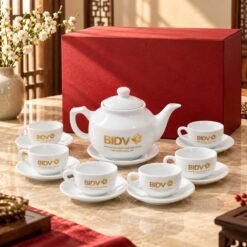 Bộ Ấm Chén In Logo Vàng 24K Tặng Khách Hàng – Vẻ Đẹp Sứ Bát Tràng Sang Trọng, Tôn Vinh Văn Hóa Tiếp Khách Và Gìn Giữ Niềm Tin Hợp Tác