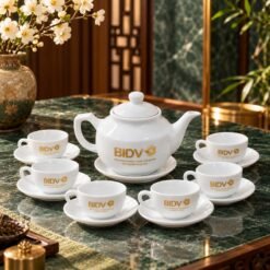 Bộ Ấm Chén In Logo Vàng 24K Tặng Khách Hàng – Vẻ Đẹp Sứ Bát Tràng Sang Trọng, Tôn Vinh Văn Hóa Tiếp Khách Và Gìn Giữ Niềm Tin Hợp Tác